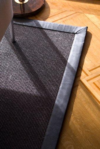 ψάθα σε μαύρο