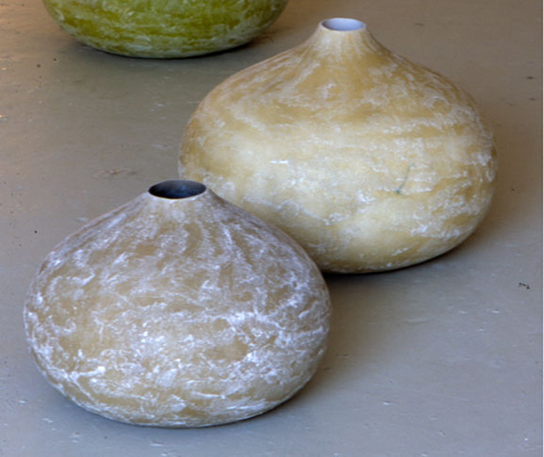 αντικείμενα από υαλοβάμβακα, ξύλο και δέρμα