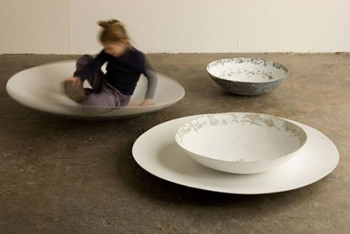 αντικείμενα από υαλοβάμβακα, ξύλο και δέρμα