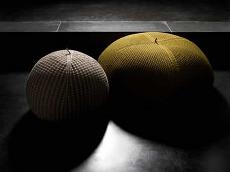 pouf με πλεκτό κάλυμμα από μαλλιά merino σε design Liset van der Scheer