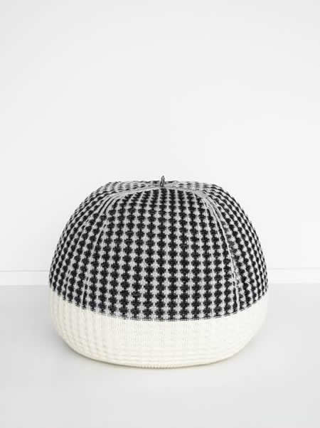 pouf με πλεκτό κάλυμμα από μαλλιά merino σε design Liset van der Scheer