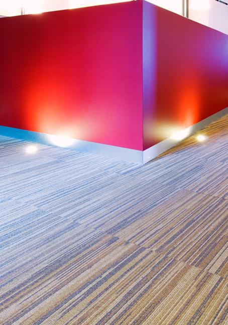 Η desso πηγαίνει ένα ακόμα βήμα μπροστά σχεδιάζοντας μοκέτες που καθαρίζουν τον αέρα στο εργασιακό περιβάλλον