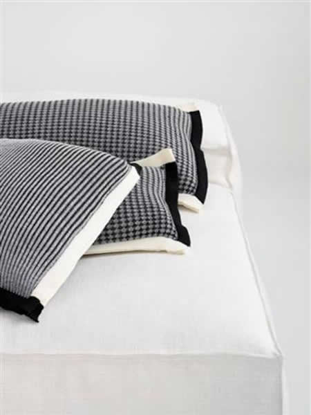 pouf με πλεκτό κάλυμμα από μαλλιά merino σε design Liset van der Scheer