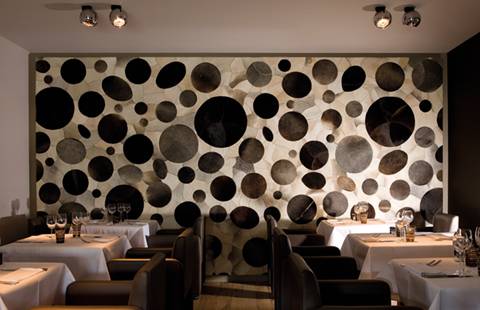 τοποθέτηση δερμάτινων χαλιών σε panels